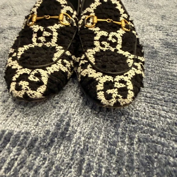 Gucci Black and White Patterned Loafers with Gold Detail - Picture 7 of 9